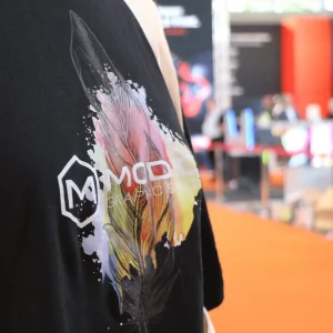 Czarna koszulka ozdobiona logo Modico i motywem kwiatowym w procesie DTF
