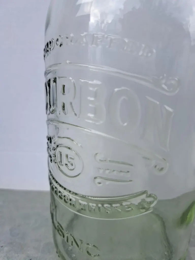 Mit Varnish auf LSINC PeriOne veredelte Klarglasflasche