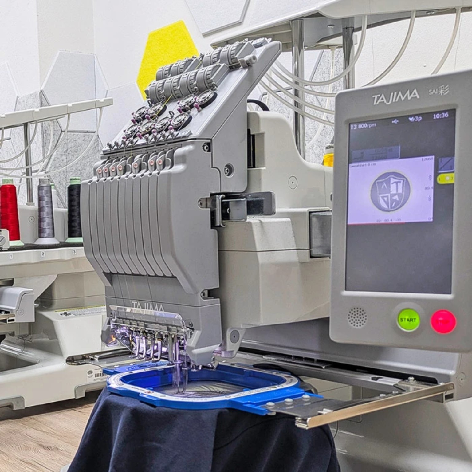 Detailaufnahme des Sticksystems Tajima TMEZ bei Lamasuli in Schweinfurt