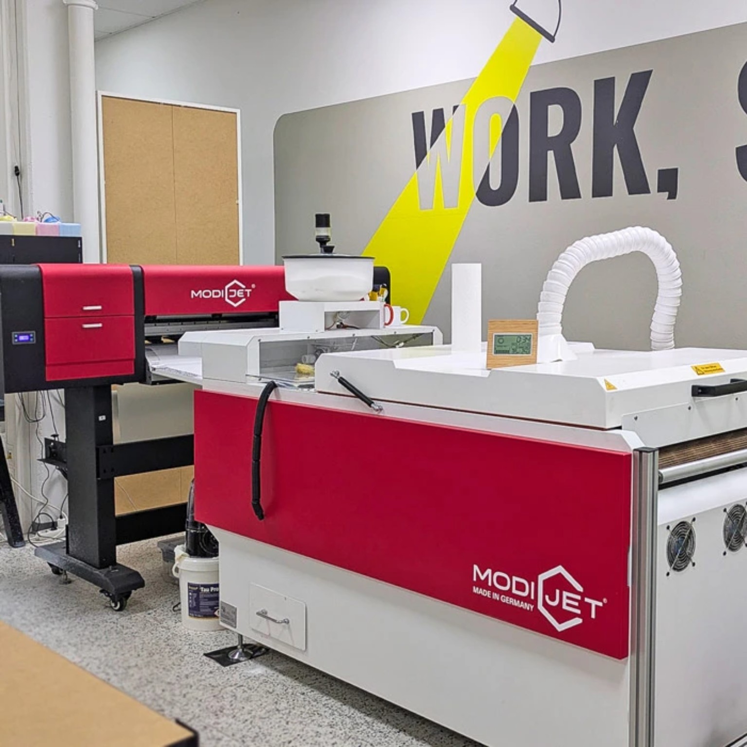 DTF-Produktionssystem Modijet DTF von Modico Graphics bei Lamasuli in Schweinfurt mit Drucker und Bepulverungseinheit